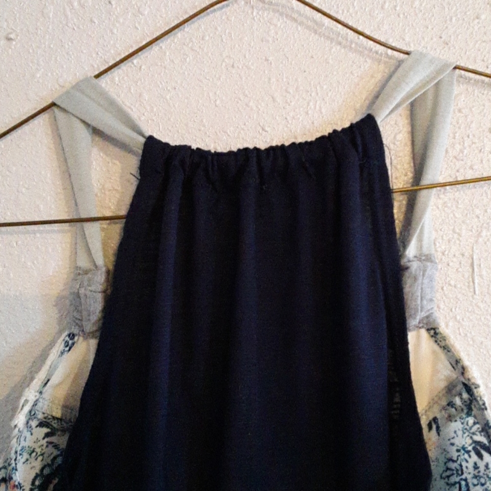 Spring Detailed Top - Picture 2 of 3